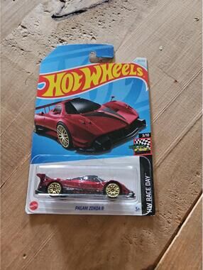 Hot wheels red pagani zonda r hw race day series 3 of 10